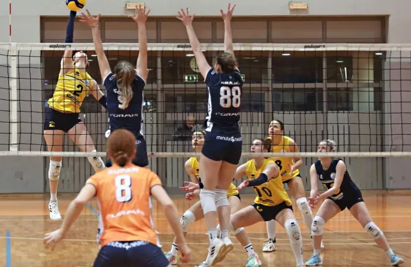 Nina Đukić (z žogo) je v sobotnem izenačenem boju s štajerskimi tekmicami 
prispevala 14 točk.