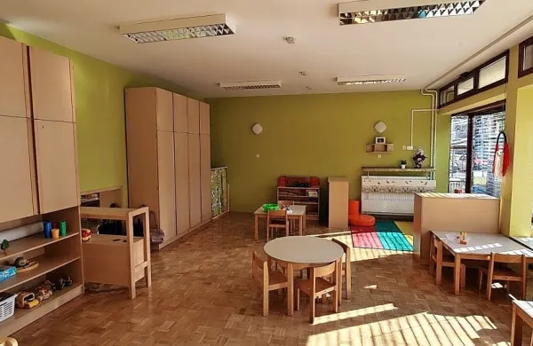  Malčki se bodo še naprej sproščeno družili s svojimi vrstniki, a 
bodo v “svoji” igralnici dobili tudi dodatno strokovno pozornost. 