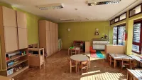  Malčki se bodo še naprej sproščeno družili s svojimi vrstniki, a 
bodo v “svoji” igralnici dobili tudi dodatno strokovno pozornost. 