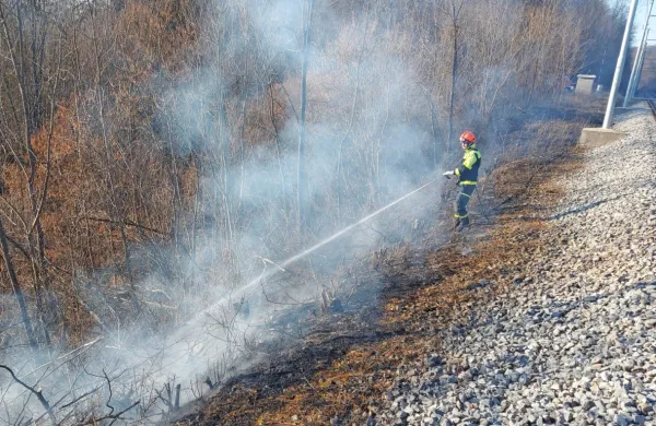 Bistriški gasilci so že v petek gasili štirikrat. Na fotografiji: gašenje
požara ob železniški progi pri Podstenjah.