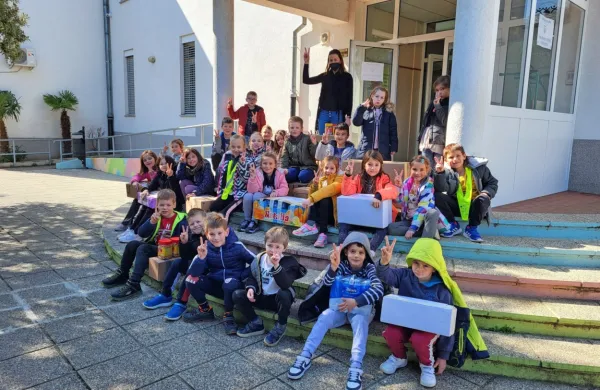 Učenci  OŠ Livade  (na fotografiji  le manjši del) so zbrali 25 velikih  kartonov hrane in higienskih pripomočkov.