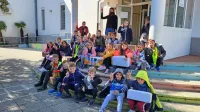 Učenci  OŠ Livade  (na fotografiji  le manjši del) so zbrali 25 velikih  kartonov hrane in higienskih pripomočkov.