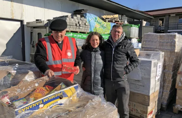 Mira Milavec s sodelavci za logistiko ob humanitarni pomoči, ki jo 
je poslala Slovenska karitas.  