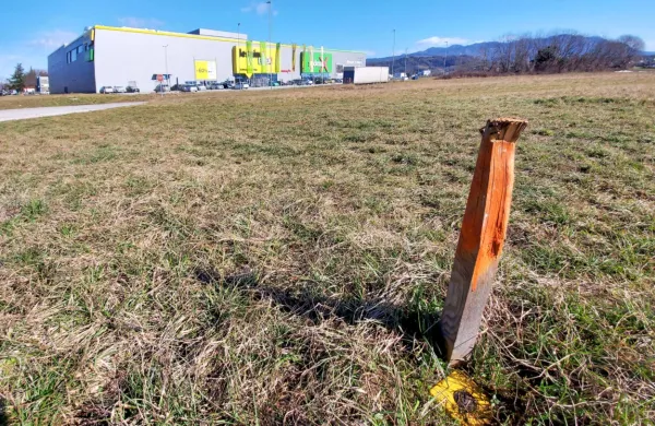 Komunalni prispevek na MMP je relativno visok, kar Inox center, ki 
ima tam zemljišče, odvrača od gradnje nove hale. 