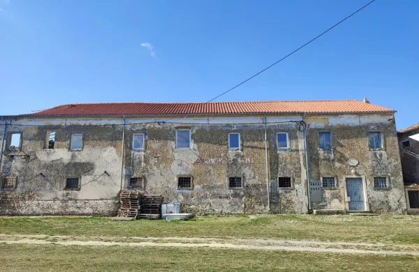 V prvem nadstropju je pet prenovljenih stanovanj, nad njimi pa 
nova streha, ki pa se na žalost že poseda in propada. 
