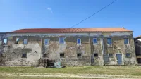 V prvem nadstropju je pet prenovljenih stanovanj, nad njimi pa 
nova streha, ki pa se na žalost že poseda in propada. 