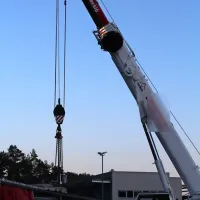 Na mejni prehod  Starod je pred  dnevi  prispelo  tudi posebno  
vozilo, dvigalo, s katerim  so  tovor  preložili.  