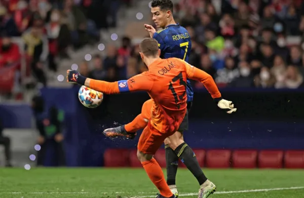 Jana Oblaka tudi nocoj čaka bližnje srečanje s Cristianom 
Ronaldom.  
