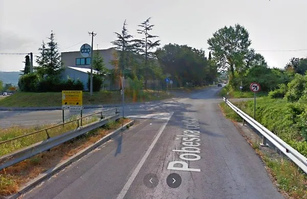 Na območju Bertokov bodo kanalizacijsko omrežje zgradili v 
zaselku Zontarji, ob nekdanjem skladišču podjetja DAR ob Pobeški 
cesti (na fotografiji) in delno tudi v Pradah.

