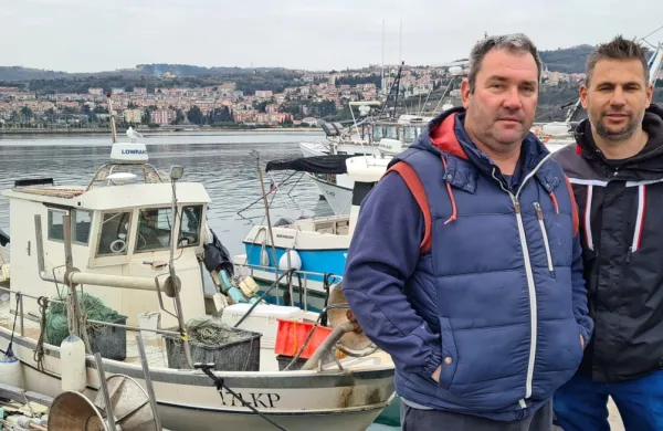 Koprska ribiča Renato Bonja in Kristijan Jež menita, da je ribiški 
sektor na resni preizkušnji, saj ga ogrožajo morski klobuki, 
podražitev  nafte in napadalne skakavke.