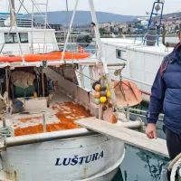Koprski ribič Renato Bonja je z 18-metrsko kočo Lušturo prejšnji 
mesec izplul le dvakrat.