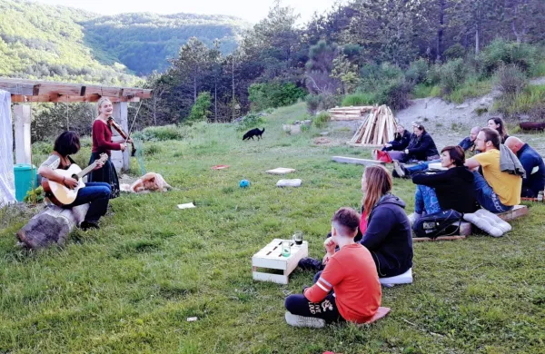 Prizor z lanskega Kavča, ki je obiskal tudi  posestvo Permakultura  Sokoliči, kjer je zazvenel Zajtrk. 