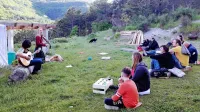 Prizor z lanskega Kavča, ki je obiskal tudi  posestvo Permakultura  Sokoliči, kjer je zazvenel Zajtrk. 