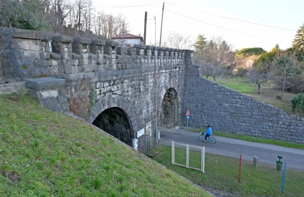 Dva meseca  po   umoru Solkanca na peš poti nad železniškim 
predorom pod Kostanjevico policisti napadalca še niso prijeli.