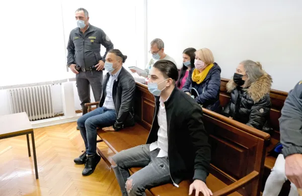 Omer Ferari (levo) in njegov sin Riccardo Čizmić danes nista 
priznala, da sta v streljanju v Rejčevi ulici skušala vzeti življenje 
Danijelu M. 