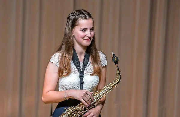Maša Kržič je uspešna s saksofonom, rada pa igra tudi klavir.