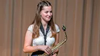 Maša Kržič je uspešna s saksofonom, rada pa igra tudi klavir.