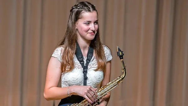 Maša Kržič je uspešna s saksofonom, rada pa igra tudi klavir.