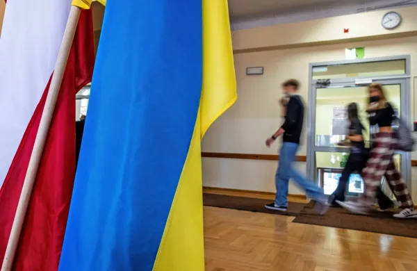 Medtem ko so v šole na Poljskem (na fotografiji) že vključili  ukrajinske otroke, so prve usmeritve ministrstva 
v zvezi s tem že  prejele tudi slovenske šole.