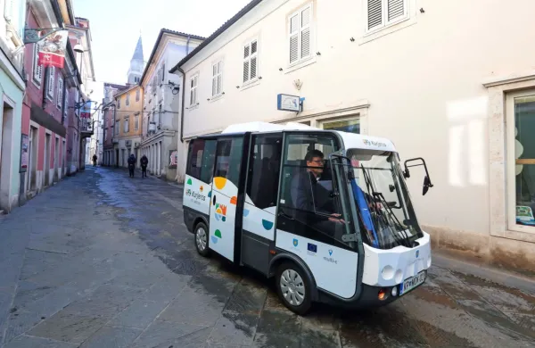 V Izoli bi kupili  mini električna avtobusa po vzoru koprskih   kurjerc. 
Pred kratkim so si eno sposodili in po Izoli - testno - popeljali 
občinske svetnike.     