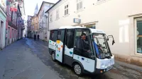 V Izoli bi kupili  mini električna avtobusa po vzoru koprskih   kurjerc. 
Pred kratkim so si eno sposodili in po Izoli - testno - popeljali 
občinske svetnike.     