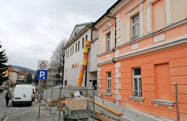 Glasbena šola Postojna bo do konca šolskega leta dobila novo 
prezračevanje v dvorani in dostop za invalide.