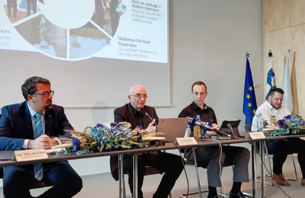 Predstavitev Pipistrelove zgodovine in dosežkov ob vstopu ameriškega Textrona v lastništvo družbe.