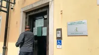 Lekarna Koper je ena sedmih enot za zdaj še Obalnih lekarn Koper.  
Na Kidričevi 2 je tudi sedež javnega zavoda z 82 zaposlenimi. 