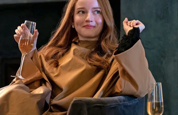 Julia Garner je Anno Delvey odigrala kot osamljeno, ambiciozno in 
pretkano dekle, zelo dobro pa je naštudirala tudi njen nedoločljivi 
akcent.