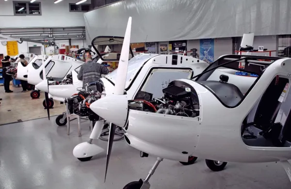 Posel med lastniki Pipistrela in ameriškim Textronom naj bi zaključili še pred poletjem. 