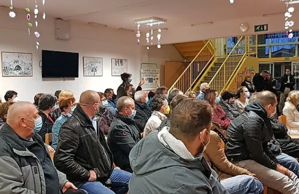Mnogi vaščani Dutovelj, ki so se udeležili predstavitve druge faze 
urejanja vasi, si želijo čimprejšnje ureditve pločnikov.