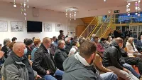 Mnogi vaščani Dutovelj, ki so se udeležili predstavitve druge faze 
urejanja vasi, si želijo čimprejšnje ureditve pločnikov.