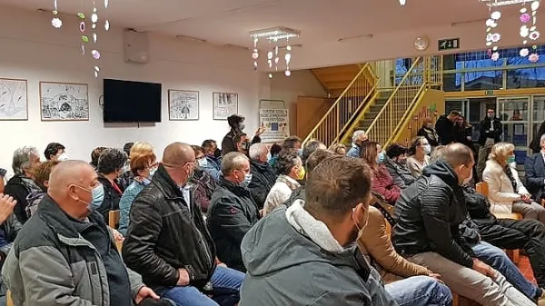 Mnogi vaščani Dutovelj, ki so se udeležili predstavitve druge faze 
urejanja vasi, si želijo čimprejšnje ureditve pločnikov.