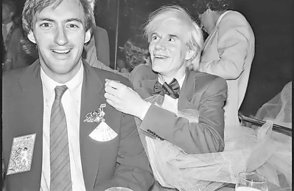 Andy Warhol (desno) z eno od njegovih nesojenih velikih ljubezni Jonom Gouldom. Foto vir: Netflix