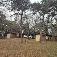 Turistični bungalovi na Debelem rtiču so očiščeni in topli pričakali 
begunce iz Ukrajine. 
