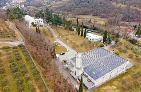 Vodarni Rižanskega vodovoda v Cepkih (v ospredju je nova, v ozadju stara) sta po novem pokriti s solarnimi moduli.