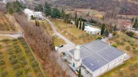 Vodarni Rižanskega vodovoda v Cepkih (v ospredju je nova, v ozadju stara) sta po novem pokriti s solarnimi moduli.