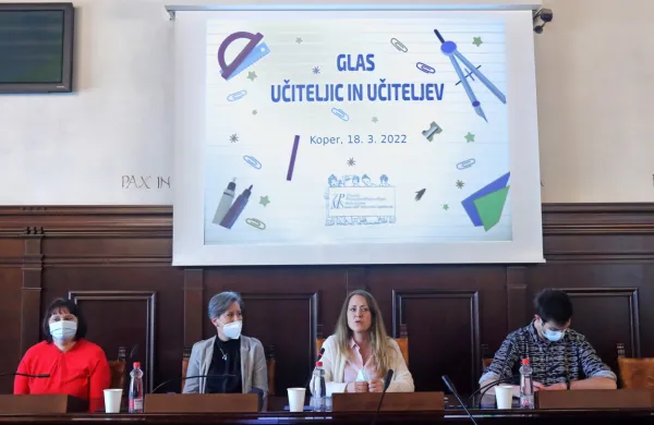 Z leve sedijo Irena Morgan, Gabrijela Kukovec Pribac, Vesna 
Starman in Matej Slavec. V  DPM Koper že  napovedujejo  otroški 
parlament 8. aprila na temo poklicne prihodnosti.   