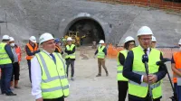 Generalni direktor 2TDK Pavle Hevka in minister za infrastrukturo 
Jernej Vrtovec ob začetku kopanja  prvega predora na drugem 
tiru. 