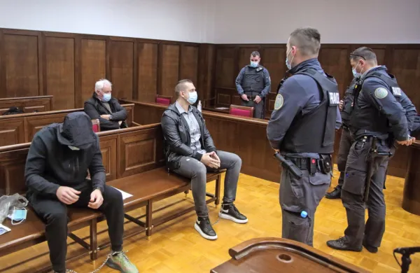 Bojan  Stanojević      (levo,  Klemen  Kadivec  desno ob njem)  je  včeraj       tožil  zaradi  bolečin.  Med  obravnavo  se  je  
skorajda    zleknil  na  klop,   sodnica  pa  mu  je  nato  ponudila  udobnejši  stol.  