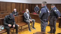 Bojan  Stanojević      (levo,  Klemen  Kadivec  desno ob njem)  je  včeraj       tožil  zaradi  bolečin.  Med  obravnavo  se  je  
skorajda    zleknil  na  klop,   sodnica  pa  mu  je  nato  ponudila  udobnejši  stol.  