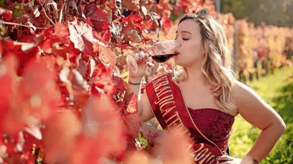 “Ena od nalog kraljice terana je prepričati ljudi, da Kras obiščejo in da se sem vedno znova vračajo,” 
pravi Nuša Živec.