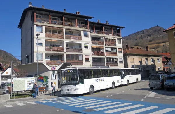 Najpozneje ob letu avtobusi ne bodo več ustavljali na glavnem trgu v Cerknem, saj bo novo postajališče nared ob obnovljeni obvoznici.