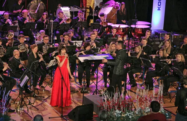 Domen Prezelj bo idrijski pihalni orkester vodil do septembra (na 
fotografiji zadnji novoletni koncert) potem pa se bo po 21 letih od 
njega poslovil.