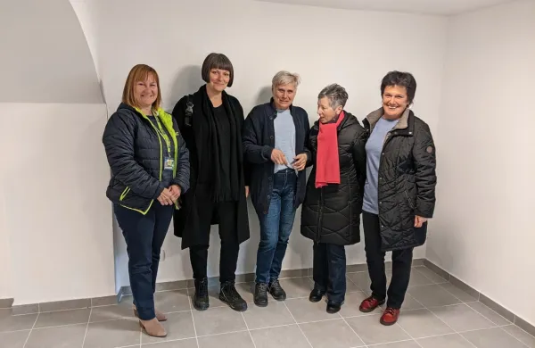 Z leve: Romana Lazički s Komunale, Mojca Ferle (predsednica KS 
Haliaetum), vodja obalno-kraške podružnice Europa Donna  Darja 
Rojec ter  članici Danijela Božič  in Marjana Škarpona    