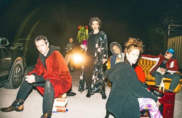 Katalena so že 22. leto (z leve): Boštjan Narat, Tibor Mihelič Syed (majčken v ozadju), Vesna Zornik, Robert Rebolj (na loparju), Polona Janežič 
in  Boštjan Gombač.