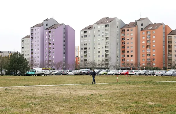 V nedeljo zvečer naj bi v enem od stanovanj v središču Nove Gorice 
prišlo do prepira,  med   katerim  je ženska  z  nožem  napadla  
partnerja.