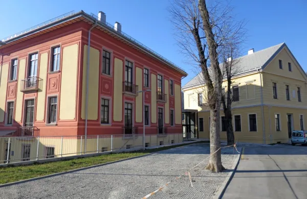 Prenovljeni del pod Italijo zgrajenega zdravstvenega doma ponovno služi zdravstvu (leva stavba), starejša, 
pod Avstro-Ogrsko grajena stavba, pa bo polno zaživela leta 2024.