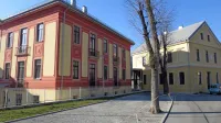 Prenovljeni del pod Italijo zgrajenega zdravstvenega doma ponovno služi zdravstvu (leva stavba), starejša, 
pod Avstro-Ogrsko grajena stavba, pa bo polno zaživela leta 2024.