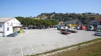 Največ, 2,8 hektarja, je  pozidanih stavbnih zemljišč s halami, 
drugimi poslovnimi prostori in parkirišči,  preostale površine  
predstavljajo     nepozidana  stavbna zemljišča na klifu. 